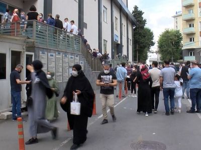 Vatandaşlar Hastanelere Akın Etti! İstanbul'da Uzun Aşı Kuyrukları Oluştu