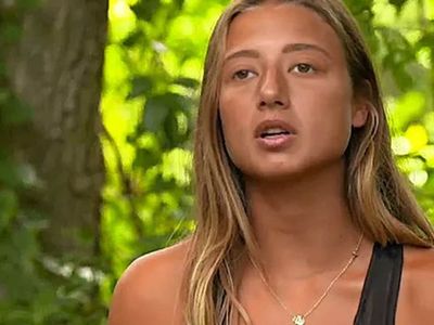 Survivor Aleyna meşhur olmak için yapmadığını bırakmadı! Eteği sıyırdı sahneye atladı!