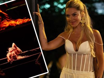Hadise, erotik bulunarak yasaklanan dizi fragmanındaki pozlarının aynısını bu kez sahnede verdi! İşte o anlar…