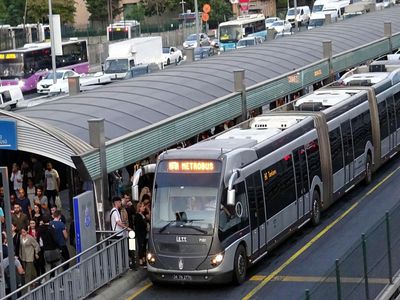 Metrobüs Durağında Beni İttin Tartışması Kavgaya Sebep Oldu