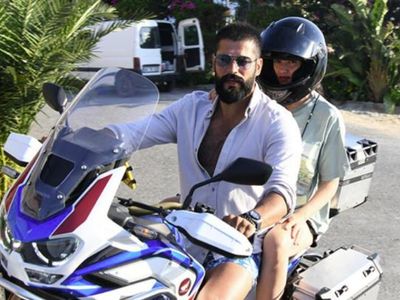 Burak Özçivit ve Fahriye Evcen Bodrum'da Motosiklet Turuna Çıktı!