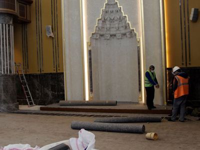 Taksim Camii'nin Halıları Seriliyor