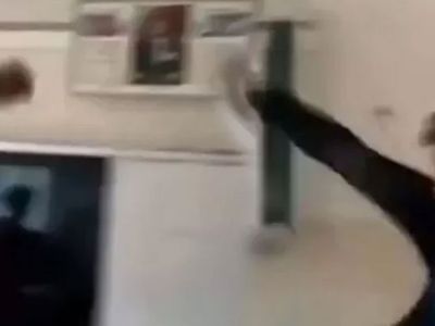 İki lise öğrencisi sınıfın ortasında Kur'an-ı Kerim’i tekmelediler: O görüntülere tepkiler çığ gibi büyüyor 