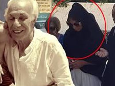 Asena'nın acı günü! Ünlü isim babasını kaybetti cenazede ayakta durmakta güçlük çekti