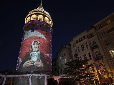 Anneler Günü, Galata Kulesi'ne Yansıtılan Fotoğraflarla Kutlandı