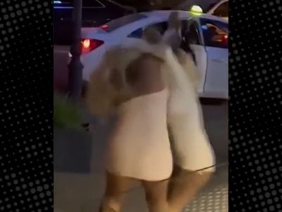 Ünlü modeller sokak ortasında birbirine girdi! Mahaller kavgası gibi saç baş yoldular