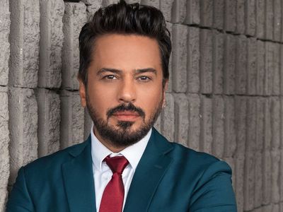 Emre Altuğ kimdir?