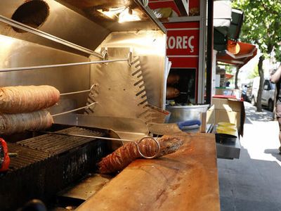 Sıcakta sokakta satılan yiyecek yiyenlerden dikkat: Uzmanından uyarı geldi!