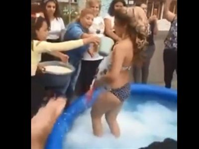 Bu nasıl gelenek? Bakın gelin sokak ortasında neler yaptı?
