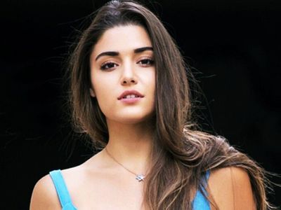 Şehit haberleri evlere ateş gibi düşerken Hande Erçel'in Noel pozları tepki çekti!