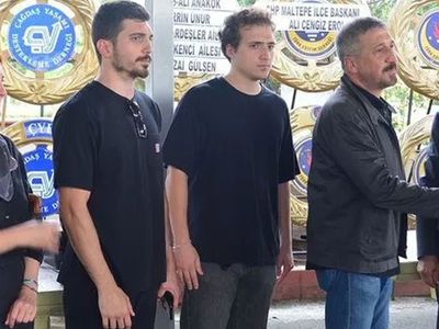 Cem Davran’ın cenazede zor anları: Annesi toprağa verirken ayakta durmakta zorlandı