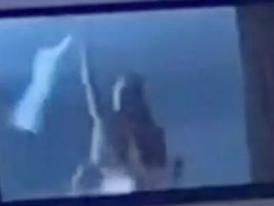 Umursamazlıkları çevredekileri sinirlendirdi: Perdelerini kapatmadan cinsel ilişkiye girdiler, yoldan geçenler izledi