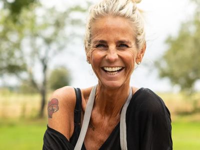 Ünlü sunucu Ulrika Jonsson pozlarıyla gençlere meydan okudu! Sıcaklara dayanamayınca ayna karşısında soyundu ‘Yandı buralar...’