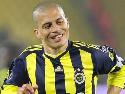 Fenerbahçe'nin Eski Kaptanı Alex De Souza, Galatasaraylı Gustavo Assunçao'yu Tebrik Etti!