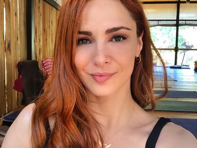Mine Tugay Mini Etekli Pozu İle Olay Oldu