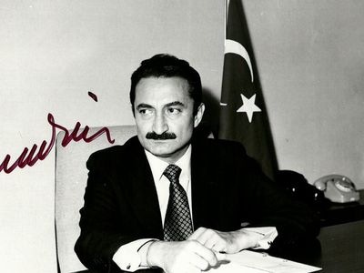 Bülent Ecevit Kimdir?