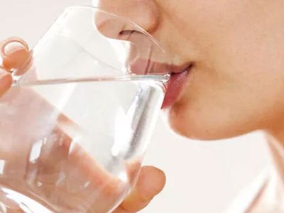 Sahurda, iftarda ezan okunurken su içilir mi?