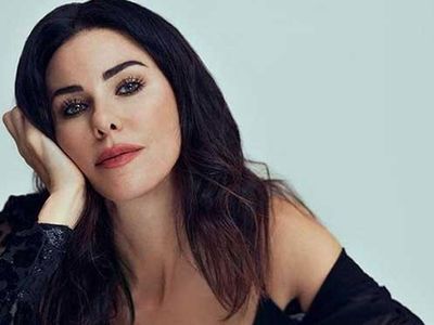 49’luk Defne Samyeli’den sahne şov! Sahnede bir anda soyunan ünlü şarkıcı izleyenlerin nefesini kesti