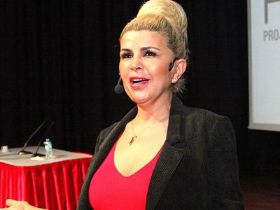 Nuray Sayarı kimdir? 