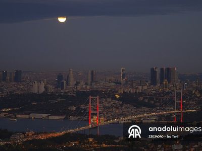 İstanbul'da eşsiz dolunay görüntüsü fotoğraflandı: İşte o anlar...