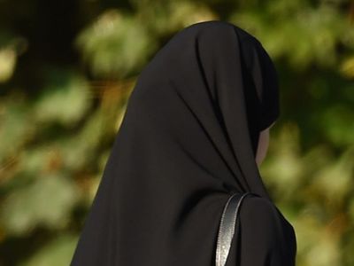 Kanada'da bir öğretmen başörtüsü taktığı gerekçesiyle öğretmenlikten alındı!