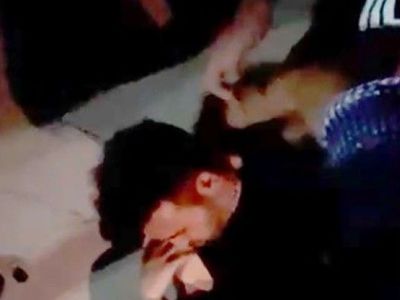 Emre Kaya'dan kötü haber! Sahneden düşen ünlü şarkıcı apar topar hastaneye kaldırıldı! Sağlık durumu ise...