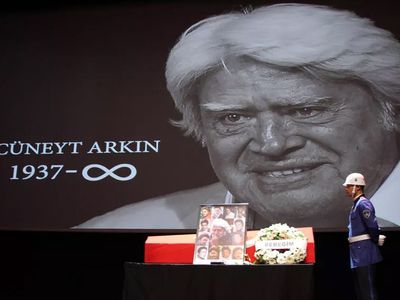 Yeşilçam’ın sultanı Cüneyt Arkın’ın ölümüne dayanamadı! Tabuta sarılırken fenalaşan Türkan Şoray bir anda yere yığıldı