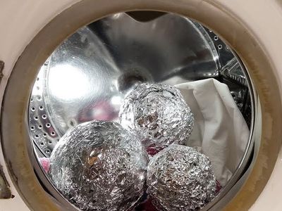 Çamaşır makinenize birkaç alüminyum folyo topu atın ve neler olduğunu görün!