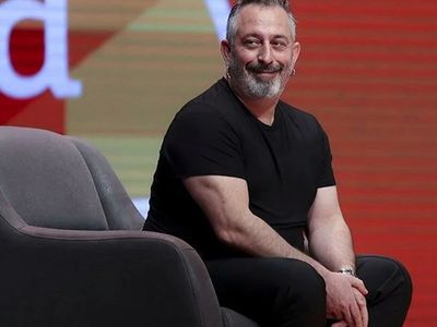 Komedyen Cem Yılmaz'dan, Ramazan'ın ilk gecesinde tepki çeken paylaşım: ''Resmen saygısızlık!''