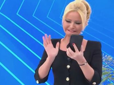 Müge Anlı milyonların önünde rezil oldu! Kayıp kişiyi arayacağım derken bakın kimi aradı! Telefonu kapatmaya çalışırken eli ayağına dolaştı