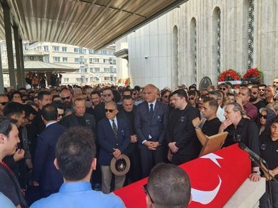 Özkan Uğur son yolcuğuna uğurlandı! Karacaahmet Mezarlığı'na defnedilen ünlü sanatçının cenazesinde zor anlar