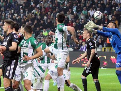 Erman Toroğlu, Beşiktaşlı futbolcuların Giresunspor maçında artistlik yaptığını söyledi. Taraftarlar kendisine tepki gösterdi