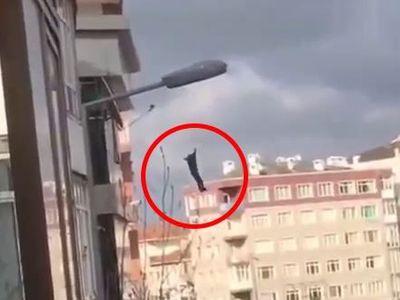 5 Katlı Binadan Atlayan Adam Kurtarılamadı
