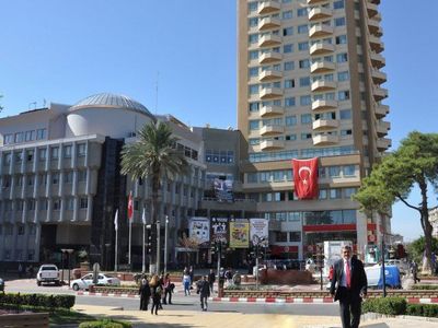 Alkol Alan Adam Belediye Binası Önünde Soyundu!