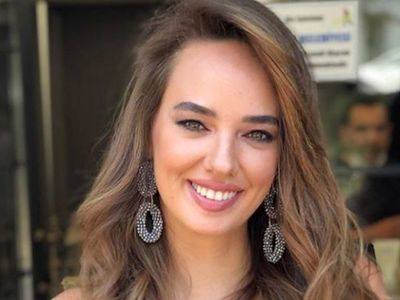 Ünlü oyuncu Seda Bakan’dan dikkat çeken pozlar: Tesettüre mi girdi?