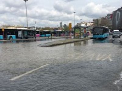 Kadıköy'de İSKİ Ekipleri Atık Su Borusunu Patlattı