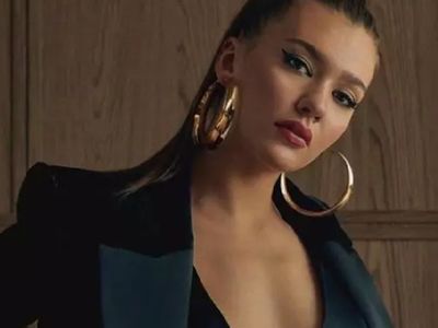 Melisa Döngel cesur tatil pozlarıyla dillere düştü: Tanga bikinisiyle tekneden paylaştı!