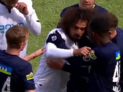Süper Lig ekiplerinden Yeni Malatyaspor'da Sadık Çiftpınar, taraftarın protestosu nedeniyle oyundan çıkmak istedi!