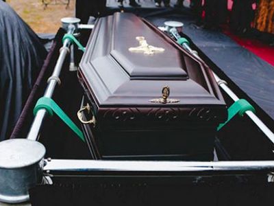 Sosyal Medya Fenomeni Babasının Tabutunun Önünde Poz Verdi