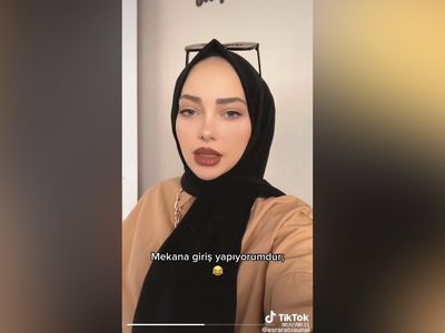 Sosyal medya fenomeni Esra Rabia Ünal başörtüsünün altına transparan bir elbise giydi tangasına kadar gözüktü
