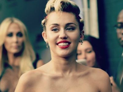 Miley Cyrus ölümle burun buruna geldi: Ünlü şarkıcının uçağına yıldırım çarptı