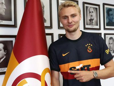 Galatasaraylı Victor Nelsson bu sezonu kötü geçirmelerinin nedeninin Domenec Torrent değil futbolcular olduğunu söyleyerek hocasını savundu