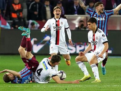 Erman Toroğlu, Trabzonsporlu futbolcuların erkenden şampiyon olma isteğinin takımda strese yol açtığını söyledi