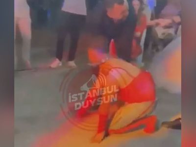 Bu nasıl gelenek! Düğünde damata kırmızı jartiyer giydirip oynattılar o anlar sosyal medyada viral oldu
