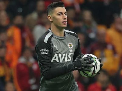 İtalyan devi Roma Fenerbahçeli Berke Özer'i transfer ediyor!