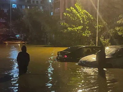 Vatandaş isyan etti! İstanbul'da yağmurun ardından yollar göle döndü