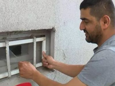 Artık duş alırken bile rahat yok! Öfkeli eş banyo yapan kadını gizli gizli izleyen tacizciyi öldüresiye dövdü