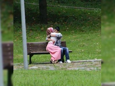 Parkta uygunsuz halde yakalanan çiftler