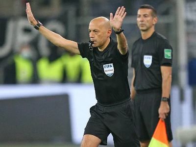 Cüneyt Çakır'ın Kuveyt'te Yönettiği Maç Olay Oldu!