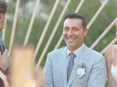 Mustafa Sandal sahte karın kaslarıyla genç karısına şov yaptı! Görüntüler sosyal medyada dalga konusu oldu